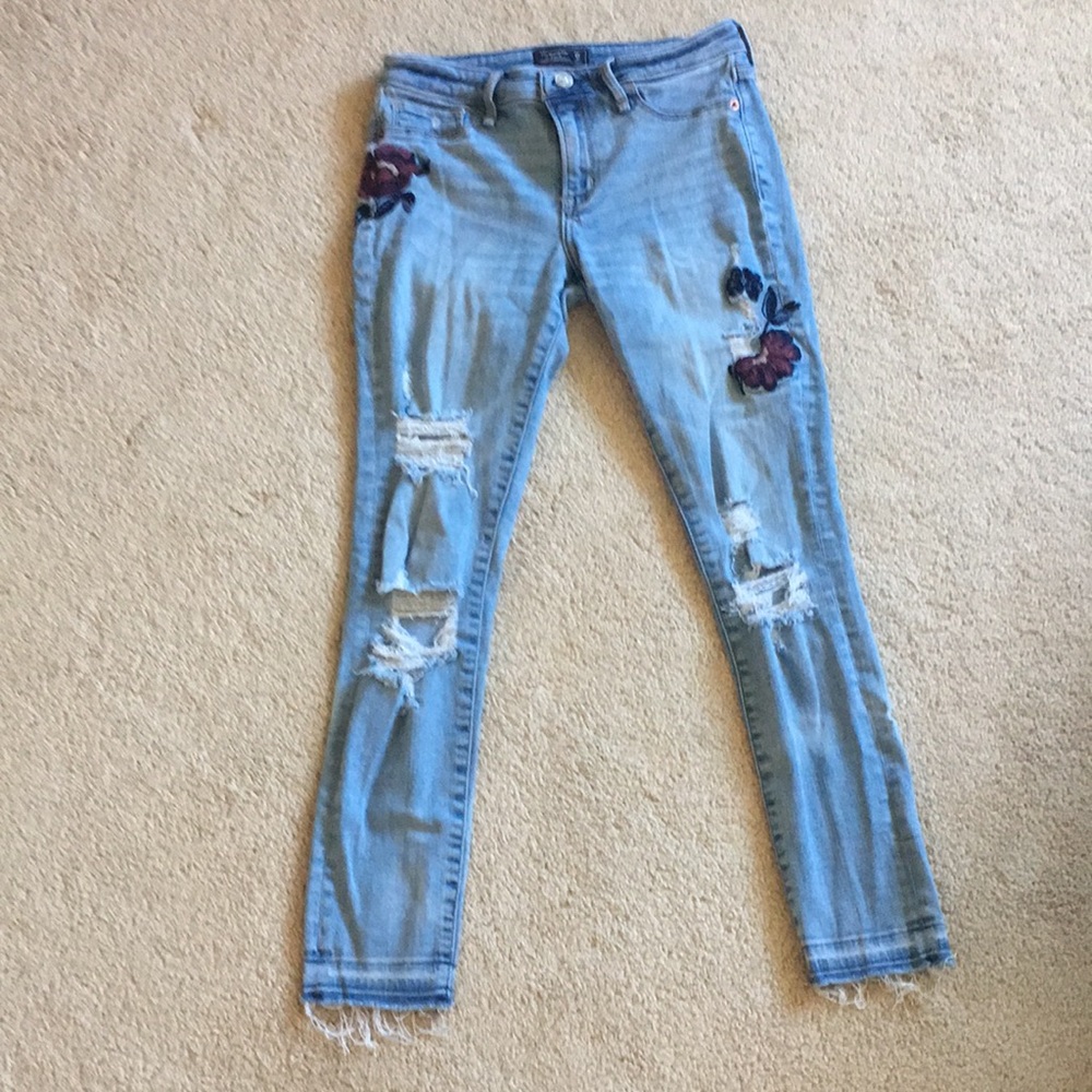 Abercrombie & Fitch Ripped and embroidered Jeans